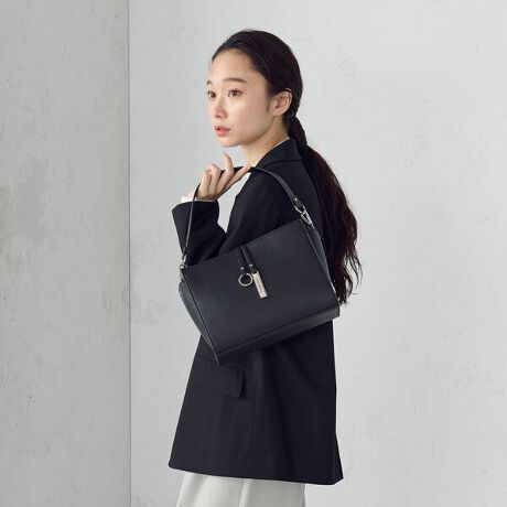 [^ԁF95-20BM20-205]sfUCtEZj[IP[WV[ɂ߂ȁAiȈۂ̃~jV_[obOBEڂ̓RpNgłAzA500mlybg{g[͂|CgłBEt̃V_[xg2{tŁA|E΂ߊ|ƕtւł̂|CgBEƊAigX[cX^CAtH[}Zj[ɂg閜\obOłBEp[c̃bL̓Vo[ɂāAlXȃX^COɍ킹₷悤ɂ܂BẼt@Xi[̓^t@Xi[ɂāÂdオłBsfށtiqɂȂV{̂fނgpsdltOFwʃI[v|Pbg~1Ft@Xi[|Pbg~1 I[v|Pbg~2s舵tv́AAAɎキAƂ̖Cɂ܂ɕ\ʂ򉻁AF邱ƂL܂BA܁AVi[Ȃǂgp܂ƁAϐFǍƂȂ܂BӉB܂AJȂǂŔGꂽ܂ܕuȂŉB\ʂ_炩fނƂȂ܂B|A戵ɂ͂ӉBȋ́AJɎ舵ĉBCMŁAϐFjꍇL܂BӉB