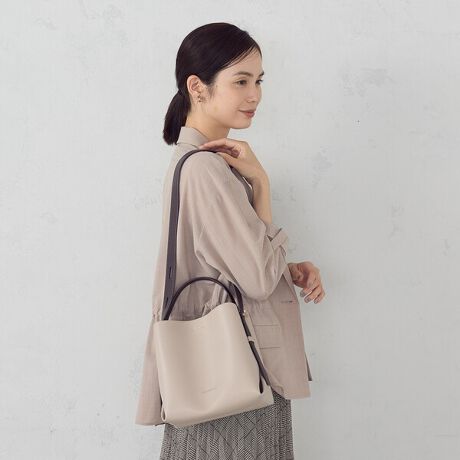 [^ԁF95-20BM09-205]sfUCtETCĥЂ˂|Cg̃V_[obOłBEO[ƃx[W͖{̂ƃV_[RrJ[ɂăANZgɂĂ܂BubN̓J[ŗlXȃX^COɍ킹₷悤ɂ܂BEnhƃV_[2WAYdlłBV_[̒̓TCh̋Œ߂\łBEɂ͎d؂t@Xi\|PbgAdē̂ŃobO̒gƕЕt܂BsfށtV{̂闼ʈꖇdĂ̑fށsdltFd؂t@Xi[|Pbg~1I[v|Pbg~1s舵tv́AAAɎキAƂ̖Cɂ܂ɕ\ʂ򉻁AF邱ƂL܂BA܁AVi[Ȃǂgp܂ƁAϐFǍƂȂ܂BӉB܂AJȂǂŔGꂽ܂ܕuȂŉB\ʂ_炩fނƂȂ܂B|A戵ɂ͂ӉBȋ́AĂ˂Ɏ舵ĉBCMŁAϐFjꍇL܂BӉB