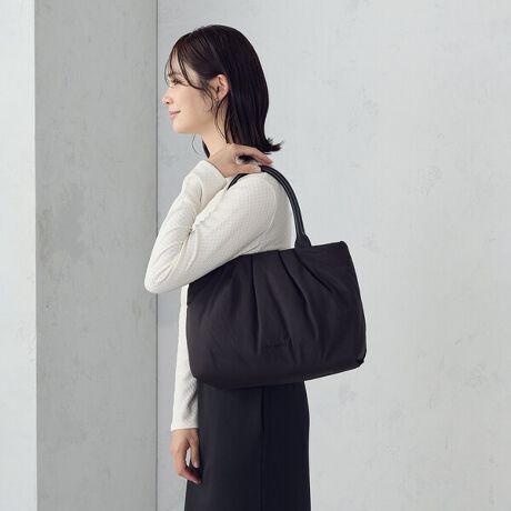 [^ԁF95-20BM42-205]sfUCtEȓ̂ӂ݂̂VGbgpfbhg[gobOBEXeb`Xł̎dグƃ^bN鎖ŁAӂƂӂ݂̂VGbgɂȂĂ܂BEO\ȃV_[tȂ̂ŁAxg̒ςĎ΂ߊ|⌨|ɂΉo܂BEA4TCYΉ֗̕ȃTCYB}`肠[͂sfށtiȌ򊴂̂fށsdltFI[v|Pbg~2t@Xi[|Pbg~1s舵t̏íA̓ACAGɂF鎖܂BɁAWFn̈ߗޓƂ̑gݍ킹͂BGꂽꍇ͊złӂƂAAĉBꗎƂׂ̈̃xWނ͎gpȂŉB˓Au̒ԏƎ˂ŁAF򂹂ϐF邱Ƃ܂̂łӉBv́AAAɎキAƂ̖Cɂ܂ɕ\ʂ򉻁AF鎖L܂BA܁AVi[Ȃǂgp܂ƁAϐFǍƂȂ܂BӉBȋ́AJɎ舵ĉBߓxȈAՌA\ȈȂǂŁAj邱Ƃ܂̂łӉB