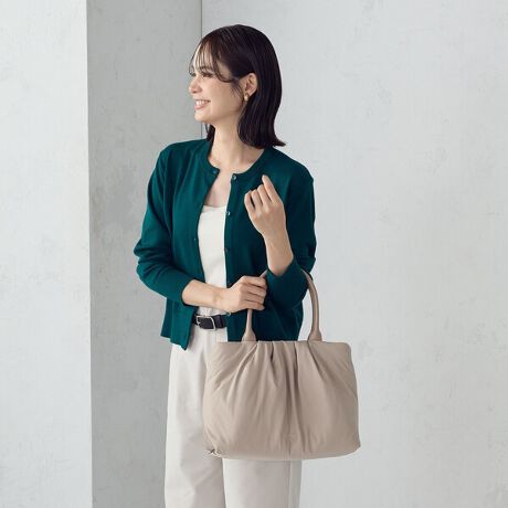 [^ԁF95-20BM42-205]sfUCtEȓ̂ӂ݂̂VGbgpfbhg[gobOBEXeb`Xł̎dグƃ^bN鎖ŁAӂƂӂ݂̂VGbgɂȂĂ܂BEO\ȃV_[tȂ̂ŁAxg̒ςĎ΂ߊ|⌨|ɂΉo܂BEA4TCYΉ֗̕ȃTCYB}`肠[͂sfށtiȌ򊴂̂fށsdltFI[v|Pbg~2t@Xi[|Pbg~1s舵t̏íA̓ACAGɂF鎖܂BɁAWFn̈ߗޓƂ̑gݍ킹͂BGꂽꍇ͊złӂƂAAĉBꗎƂׂ̈̃xWނ͎gpȂŉB˓Au̒ԏƎ˂ŁAF򂹂ϐF邱Ƃ܂̂łӉBv́AAAɎキAƂ̖Cɂ܂ɕ\ʂ򉻁AF鎖L܂BA܁AVi[Ȃǂgp܂ƁAϐFǍƂȂ܂BӉBȋ́AJɎ舵ĉBߓxȈAՌA\ȈȂǂŁAj邱Ƃ܂̂łӉB