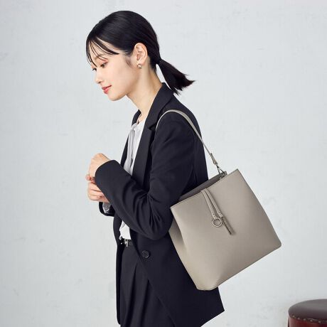 [^ԁF95-20BM21-205]sfUCtEꂢ߃fUCŁAIItǂɂ߂ȃ~jobOBEobOɎd؂|PbgAוd₷2w\łBERpNgȌڂłA500ml̃ybg{gcɓ܂BzTCYŁA}`LeʂƂ܂BEt̃V_[xg2{tĂA|Ǝ΂ߊ|̕tւo܂BEeĂ̂ŁAobO{̂̉XyYɎgpł܂BsfށtiqɂȂV{̂fނgpsdltFɎd؂|Pbg~1I[v|Pbg~2t@Xi[|Pbg~1s舵tv́AAAɎキAƂ̖Cɂ܂ɕ\ʂ򉻁AF鎖L܂BA܁AVi[Ȃǂgp܂ƁAϐFǍƂȂ܂BӉB܂AJȂǂŔGꂽ܂ܕuȂŉB\ʂ_炩fނƂȂ܂B|A戵ɂ͂ӉBȋ́AĂ˂Ɏ舵ĉBCMŁAϐFjꍇL܂BӉB