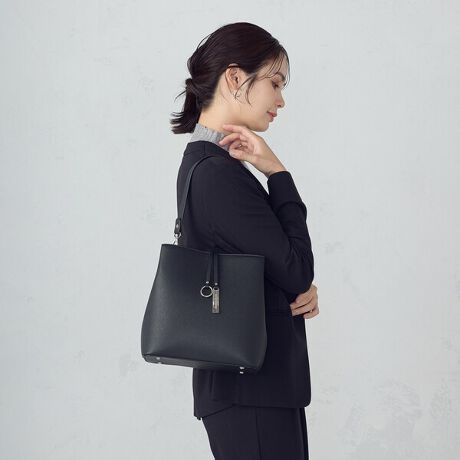 [^ԁF95-20BM21-205]sfUCtEꂢ߃fUCŁAIItǂɂ߂ȃ~jobOBEobOɎd؂|PbgAוd₷2w\łBERpNgȌڂłA500ml̃ybg{gcɓ܂BzTCYŁA}`LeʂƂ܂BEt̃V_[xg2{tĂA|Ǝ΂ߊ|̕tւo܂BEeĂ̂ŁAobO{̂̉XyYɎgpł܂BsfށtiqɂȂV{̂fނgpsdltFɎd؂|Pbg~1I[v|Pbg~2t@Xi[|Pbg~1s舵tv́AAAɎキAƂ̖Cɂ܂ɕ\ʂ򉻁AF鎖L܂BA܁AVi[Ȃǂgp܂ƁAϐFǍƂȂ܂BӉB܂AJȂǂŔGꂽ܂ܕuȂŉB\ʂ_炩fނƂȂ܂B|A戵ɂ͂ӉBȋ́AĂ˂Ɏ舵ĉBCMŁAϐFjꍇL܂BӉB