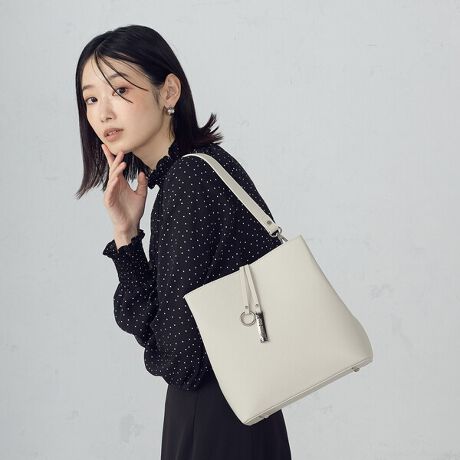 [^ԁF95-20BM21-205]sfUCtEꂢ߃fUCŁAIItǂɂ߂ȃ~jobOBEobOɎd؂|PbgAוd₷2w\łBERpNgȌڂłA500ml̃ybg{gcɓ܂BzTCYŁA}`LeʂƂ܂BEt̃V_[xg2{tĂA|Ǝ΂ߊ|̕tւo܂BEeĂ̂ŁAobO{̂̉XyYɎgpł܂BsfށtiqɂȂV{̂fނgpsdltFɎd؂|Pbg~1I[v|Pbg~2t@Xi[|Pbg~1s舵tv́AAAɎキAƂ̖Cɂ܂ɕ\ʂ򉻁AF鎖L܂BA܁AVi[Ȃǂgp܂ƁAϐFǍƂȂ܂BӉB܂AJȂǂŔGꂽ܂ܕuȂŉB\ʂ_炩fނƂȂ܂B|A戵ɂ͂ӉBȋ́AĂ˂Ɏ舵ĉBCMŁAϐFjꍇL܂BӉB