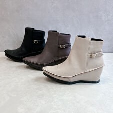 ヒナ デイ グリーン(Hina Day Green)の【25秋冬新作】ポインテッドトゥ ウェッジソール ストラップデザイン レザーショートブーツ