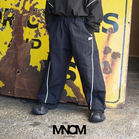 [^ԁF9853133]ƂVGbgŁAbNXSn͂̃ChpcłBEGXg̓SdlŃXgXt[ȒpBTChɂ̓ANZgƂȂ郉CقǂA肰ȂvX܂BVvȃfUCȂAꂽۂ^܂Bfނ̃gbvX(iԁF9853236)ƍ킹ăZbgAbvƂĒp΁Aꊴ̂X^CO܂B|GXefގgpŌyĂ炩Ȑnłꂵ₷̂ꂵ|CgIfC[[Xɂ߂̃ACełByb.ROOMVCuMNCMimN[jby b.ROOMvoIzJ[ɁAmN[ig[Emg[jR[fy߂VV[YłBƂVGbgŁAghESnEÔȂfUCɂ܂BVvȃS⃏|Cg̃OtBbNŁAǂȃACeɂ킹₷ÃR[fɎ₷iWJ܂BSւtBfpʐ^菤iʐ^łɋ߂FłBfډ摜̏i̐F́ȀƎ˂pxɂƐFقȂꍇ܂B@܂\̃TCYƎ͎኱قȂꍇ܂̂ŁA\߂ByzȂRQ`ŊmFyňzʁyLkzȂynzȂy|PbgzyAWX^[zȂRQFfgF108cm pTCYF110cm FfgF108cm pTCYF110cm FfgF105cm pTCYF110cm 