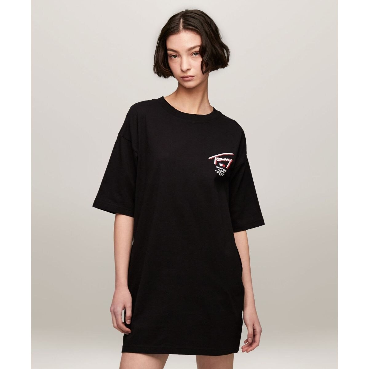 【 】Jeans '85 グラフィック Tシャツ ワンピース セール】トミージーンズ TOMMY JEANS バッジTシャツワンピース