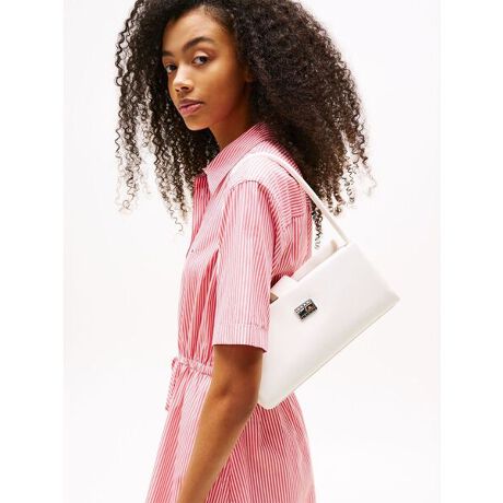 [^ԁFAW17295]AJN[V_[obOԂŋCyɎĂXNGAVGbg̃V_[obOB\bhȃ{fBɁAVo[J[̃^SŃANZgYN[ȃfUCłB̓t@Xi[J̃C[Ƒ^|Pbg𓋍ځBقǂ悢̃nhŁArɒ񂰂₷A|ĂeɃXbL܂܂BE|Pbg̐F2EzΉi10~20cmjFZEybg{gi500mljFZyTOMMY HILFIGERzĩAJNVbNx[XɃ_ȂЂ˂fUClC̃g~[qtBK[BsIŐꂽYEEBYɉA`hAStCAĂJWAȃfjCƖLxȃJeS[O[ouhB