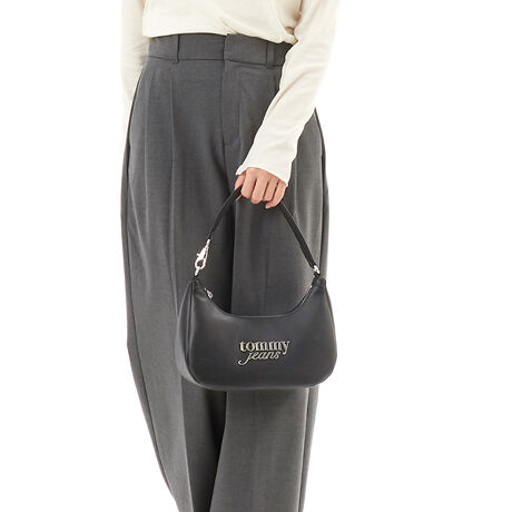 [^ԁFAW17895]{[hXNvgV_[obO|ďeɎ܂A^т̂₷V_[obOBtgɔzÅ̂郁^SAs[͔QB}`邽߁ARpNgTCYȂ500mlybg{g܂قǂ̎[͂łBDȃ`[tāAIWieB̂AWy߂܂BE|Pbg̐F1EzΉi10~20cmjFZEybg{gi500mljFZyTCYzFREEF18cm ő啝26cm }`9cm 40cm digj200yTOMMY HILFIGERzĩAJNVbNx[XɃ_ȂЂ˂fUClC̃g~[qtBK[BsIŐꂽYEEBYɉA`hAStCAĂJWAȃfjCƖLxȃJeS[O[ouhB