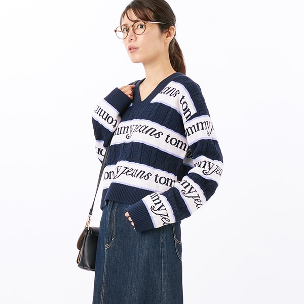 [�}���C]�X�g���C�v���SV�l�b�N�Z�[�^�[/�g�~�[ �W�[���Y�iTOMMY JEANS�j �l�C�r�[C1G