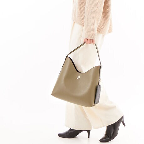 [^ԁFAW18140]ACRV_[obO^̃mOLƌACRV_[obOBtHŁA[͂ɂDĂ܂B|CǵAɊ|ƂɐĝɂȂރgbv̂тꂽVFCvBnhTCYׂĂAX}[gɎĂoXɎdオĂ܂Bt̃~jP[X͎O\łBEzΉi10~20cmjFZEybg{gci500mljFZEybg{gi500mljFZdF500mlybg{g1.5{yTCYzFREEF27.0cm ő啝29.0cm }`11.5cm V_[43.0cm digj500yTOMMY HILFIGERzĩAJNVbNx[XɃ_ȂЂ˂fUClC̃g~[qtBK[BsIŐꂽYEEBYɉA`hAStCAĂJWAȃfjCƖLxȃJeS[O[ouhB