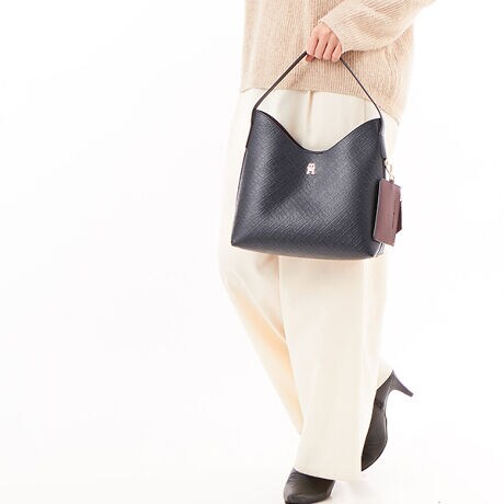 [^ԁFAW18141]ACRmOV_[obOeɂƕ郏V_[obOBSʂɃmÕG{XH{Auh炵肰ȂoĂ܂Btgɂ͓̃^S炢Aꊴ̂fUCɁBL߂̃}`Ŏ[͂\BTCh̃Oɂ͕t|[`t\łBJ̓}OlbgzbNdlŁA^b`ŊJł܂BEzΉi10~20cmjFZEybg{gci500mljFZEybg{gi500mljFZdF500mlybg{g1{yTCYzFREEF27.0cm ő啝29.0cm }`11.5cm V_[40.0cm digj500yTOMMY HILFIGERzĩAJNVbNx[XɃ_ȂЂ˂fUClC̃g~[qtBK[BsIŐꂽYEEBYɉA`hAStCAĂJWAȃfjCƖLxȃJeS[O[ouhB