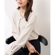 ロペピクニック(ROPE' PICNIC)の【WEB限定カラー・サイズ】メタルパーツフロントフリルタイブラウス/通勤対応