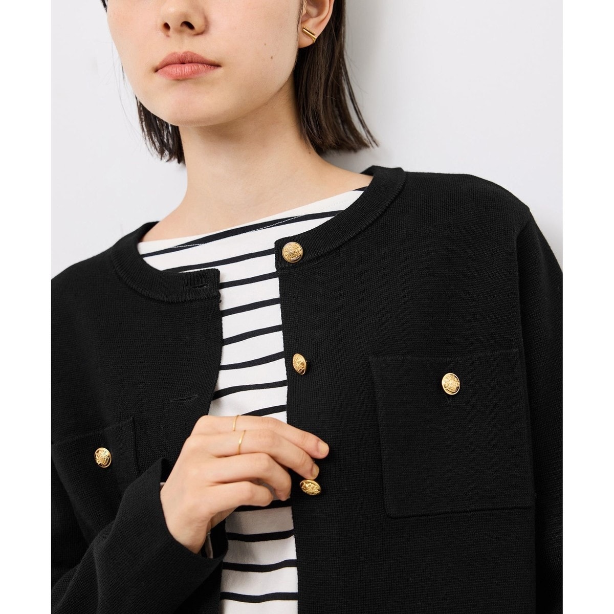 ミラ オーウェン Mila Owen 【WEB限定カラー】クルーネックくるみ釦短丈ニットカーディガン （BLK） ミラ オーウェン Mila Owen 【WEB限定カラー】クルーネック