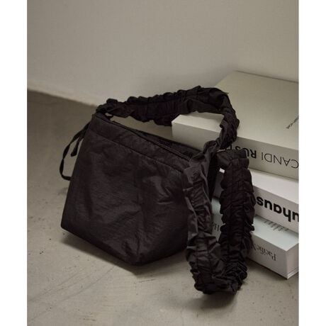 [^ԁFGRX55000]yfފzEiCfނŌyĎg₷ByfUCEVGbgzEV_[ɃMU[NVNVƊfUC|Cg̃obOBEqlłgoꂵ₷悤ɁAɂ͂ă|PbgȂǂ͕tĂȂdlBE㕔ɂ̓t@Xi[tĂ̂ŁAANeBuɓqlɂSBEV_[͖̒80cmByJ[zEg₷ubNƃLi2FWJByX^CO|CgzEs[XXJ[gȂǁAK[[ȃACeƂ̑QBEfjXEFbgȂǃJWAȕiɃvXāAoR[fɁBEubŃAmg[R[fł܂Ƃ߂Ƃ҂wLтlۂۂɁBLi̓pXeJ[̂mƍ킹ĂBBěAg̃j^[ɂĐF̌Ⴄꍇ܂By2025 Autumn/Winterzy25AWz