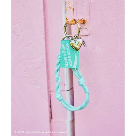 [^ԁFGIZ85010]yfUCEVGbgzERJR[fUC̃JX^L[z_[BE80NネSƃX[Ko[VudlBEROPE' PICNICC[Wn[g`[rʂR[htBEDȂ悤ɃJX^\ŁAX}zXgbvobÕANZgƂĂ߁ByJ[zEW[WAO[(33)AR[Nbh(60)2FWJBgTimelessly by Your Sideh 𒴂ĂׂɃRJR[̗ネSɏhh^CXȖ́hCXs[VɃXyVRNVWJ܂B-------------------------------ROPE' PICNIC1980ÑSɃCXpCAꂽAΊ͂ROPE' PICNIC̃XyVRNVVBmX^WbNȃgX^CɁALLfނ⊾ݖh~Ȃǂ́gh̍HvYāBNɂłtBbgTCYƃfUCŁẢĂƌy₩ɁASn悭y߂ACeCAbvB-------------------------------yCoca-ColaACezEA\[gOtBbNTVc(i:GDM55910)E~jуt`X[uTVc(i:GDM55920)E~jуACCXJ[g(i:GDC55920)E2WAYGi~j{XgobO(i:GIX85000)ESvgg[gobO(i:GIX85010)Eo[Vuv[gJX^`[(i:GIZ85010)BěAg̃j^[ɂĐF̌Ⴄꍇ܂B