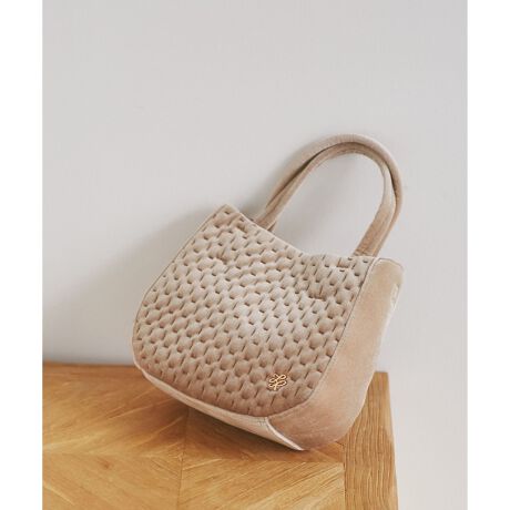 [^ԁFGIX65030]yfUCEVGbgzE򊴂̂xAnAH~炵݂ƍoBEӂƂ̊̂IȃLeBOAfUC̃ANZgɁBERƂۂ݂̂tHŏ炵_炩Ȉۂ^Aۂ݂ттVGbgBEnhobOƂĎggbvnhƁAOE߂\ȃV_[XgbvtĂAV[ɍ킹Ďg\ByJ[zEubNƃx[Wn2FWJByX^CO|CgzEjbgs[Xv[cXJ[gɍ킹ƁAiŃf[g₨Ă΂̃V[ɂ҂̃R[fBl[gBEfjVvȃujbgɍ킹邱ƂŁAJWAȒɏivXAR[fBl[giグBEg`R[gE[̃OR[gȂǁAꂢ߂ȃAE^[ƑQBꊴ̂NVJȕ͋CɁBBěAg̃j^[ɂĐF̌Ⴄꍇ܂B