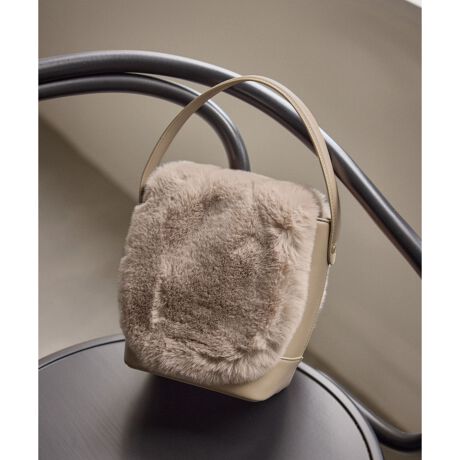 [^ԁFGIX65120]yfފzEӂӂ̃t@[ƁAĉ鍇fށByfUCEVGbgzEVvɃt@[tbv~炵GSn̗ǂt@[obOƂĊy߂BEt@[tbv̕БobOɓꍞނƃNXV_[ɂƂɃAE^[Ƀt@[tɂړɂ߁BEH~ȊO̓t@[tbvƂ΃VvȃoPcobOƂĊpłBEnhobÕnh͓|̂ŃNXV_[ɂƂזɂȂȂdlByJ[zECgO[AuEnAx[W3FWJBE~炵oł邩킢CgJ[WJBJ[ɂċ̐FقȂ܂BCgO[(08):()Vo[uEn(24):()S[hx[W(27):()S[hyX^CO|CgzEj[gȃx[WO[ɂg[R[f̃|CgɁBBěAg̃j^[ɂĐF̌Ⴄꍇ܂B