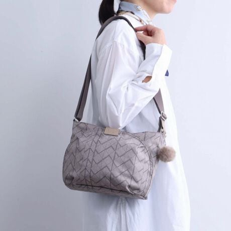 [^:68711]g̗ǂ傫ȊO|PbǧyʃobOV[YBVvłĊۂ݂̂tH̃tg|PbgۓIȑlJWAV[YłBۂ݂̂tH̃tg|PbgۓIȃV_[obOByʂŁAX₨łɂ߂̏RpNgȃTCYłBoꂵ₷O|Pbg̒ɂ͏ȃ|PbgzuAׂȃACeڂł邱Ƃɂ܂BJiimOp^[y₩Ȑŕ\vg{fނ̗pBKanana炵ۗj[NŐVNȃfUCɎdグĂ܂B傫߂̃tg|Pbg傫JAނX[Yɏołt@Xi[ttg|PbgBX}[gtHnJ`ATvgȂǁAׂACe̎[ɍœKłBI[KiCU[|PbgG݂̎[ɂ҂ȓ|PbgtB{gz_[350mlx̏߂̃ybg{g܂肽ݎPȂǂ[\ȓ|PbgBwʃ|PbgZLeB[̍wʃt@Xi[|PbgtB̂gJiihtŃnbs[܂܂悤ɁBČCŋAĂ܂悤ɁBȊ肢߂̂`[BTCNngp{̐nɃTCN|GXefނ̗pByƐu₩ȑfފłB@\ڍ<>EЃ}`|Pbg~2EbVt@Xi[|Pbg~1E{gz_[~1<O>Etg|Pbg~1ix^t|Pbg~1AЃ}`|Pbg~1Ayz_[~1AL[tbN~1jEwʃ|Pbg~1