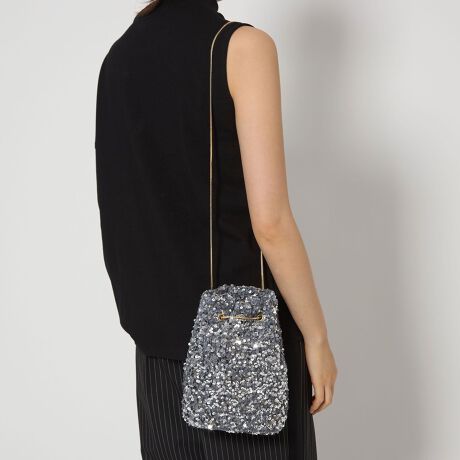 [^ԁF45326992960]ґɂꂽXpR[؂₩ŖڂЂobOlC̃XpR[obOV[YoB`F[V_[ioAl̏ɂ߁Bт₩ȃXpR[͒PFɂƂŁAɂ݂₷͋CɎdオ܂BhXAbvIP[WX^CJWAȃX^C܂ł܂܂ȃV[Ƀ}b`iłBVo[ɂ̓S[hJ[AubNɂ̓Vo[J[̃`F[gݍ킹Ă܂ByӎzfP[gȂmɂȂۂ͂ӂBۂ̐Yiɂ͓ɐDl[Ă܂B摜̏i̓TvłBi摜́A̓p\RȂǂ̉{ɂAۂ̐FƈقȂČꍇ܂B炩߂BX܂ւ₢킹̍ۂ́ASODETTE E ODILEeX܂܂ŉL̕i/iԂ\tBiFO Sparkle BAG iԁF45326992960