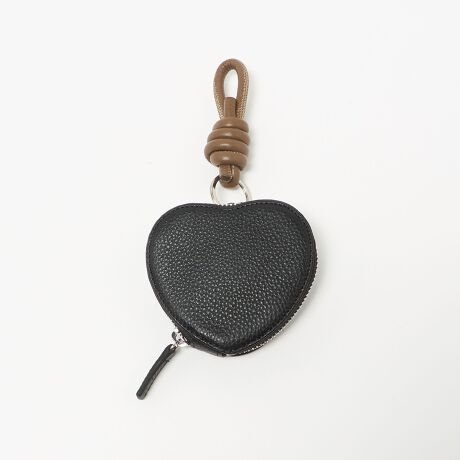 [^ԁF45466000000]n[g^炵`[t|[`n[g^|[`ƃ`[ZbgɂȂ͓IȈiBANZT[ȂǍׂ̂̎^тɕ֗ŁAقǂ悢}`ƍLJt@Xi[Ŏg̗ǂ|CgB傫ȂTCYAgĥJ[̑gݍ킹ɂ܂BZbg͂APiłgāAMtgɂ߂̃ACełByӎzi摜́A̓p\RȂǂ̉{ɂAۂ̐FƈقȂČꍇ܂B炩߂BX܂ւ₢킹̍ۂ́ASODETTE E ODILEeX܂܂ŉL̕i/iԂ\tBiFOEO HEART POUCH iԁF45466000000