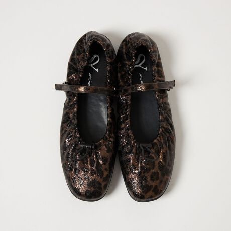 [^ԁF46161000002]Abp[̃V[OtbgV[YfUCR[hXgbp[ׂ߂̍bxgȂǁAfBe[ɂVNȈۂɎdグꑫB̃V[OfUĆAؚŏ炵VGbgo܂BD݂ރ[h\[JbvC\[gpĂ邽߁Â悢_炩ȗSńBfލvƐngpBubNƃsN̓X[XfށBVo[̓^bNfށB̑1J[̓Ip[hvgꂽ^bNfށBR[fBl[gJ[\bNXƍ킹ƂȂꊴ̂R[fBl[gɎdオ܂BSYiV[jumode`Ŋyރ[hȃX^C`vJWA[hEtF~j[h̃eCXĝƁAIgiAVѐSAVeBJWAAX^CRVXL[[hƂuhBւ̓Aȓ|WeBuɎ󂯓Au炵肽vuDǂfGł肽vƂCɁAu肽vn邫Aźu炵vV[Yt@bVĂ܂ByӎzYbgɂC̐FقȂꍇ܂B摜̏i̓TvłBi摜́A̓p\RȂǂ̉{ɂAۂ̐FƈقȂČꍇ܂B炩߂B\[ɕیV[g\Ăꍇ͔ĂgpBƕɂ1~x̏Ȍ́AYH㔭̂łAsǕił͂܂BV[Y̏dʂ́AV[Y{̂̂ݗ̏dʂƂȂ܂Bti͌vɊ܂܂܂BiɕsǂꍇAє̔j܂Ă܂B炩߂BX܂ւ₢킹̍ۂ́ASSY UNITED ARROWSeX܂܂ŉL̕i/iԂ\tBiFS ݸٸ FLT20 iԁF46161000002