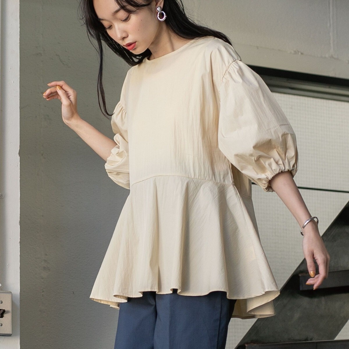 twill ラウンドペプラムボリュームブラウス ペプラムボリューム