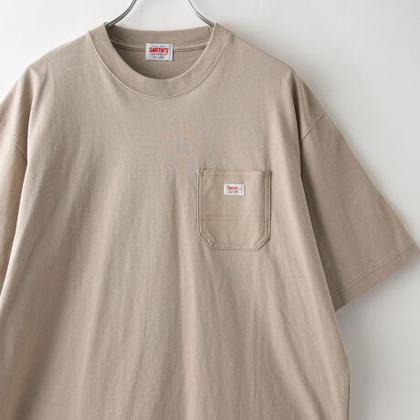 [^ԁF75256030425]yjZbNXł߁IzVvǏႤBǂȃR[fɂށB̃|PbgTVcIXX|CgENlC̃X~XʒACe A|Pbgڂ䂭VvTVcoEx[VbNJ[R[f̃|CgɂȂJ[܂ŖLxȓWJEVGbgŃbNX̂钅ȂɁfUC/fcoenłɓȂAX~Xʒ̃|PbgTVcBʂ̂ȂfUCȂA|Pbg̃ANZgVvȒɌvXĂ܂BƂTCYŁAbNXȂɁBƂGƂƂ100̐nŃfC[gɂ҂łB{i̓YKił̃TCYWJƂȂĂ܂B̓̕I[o[TCYƂĒp܂BySMITH'S AMERICANiX~XAJjz1906NɃj[[ÑubNŁA{VibNƂnƂ[NuhSMITH'S AMERICANyX~XAJzBJo[I[yC^[pcƂx[VbNȃ[NEGA𐻑AAJen̘J҂ɋALe܂ĂB̌AXɃt@bVV[ɃVtgn߁A݂͊eɐYς˂郉CZXApuhɂȂB{̃I[ZeBbNȃ[NEGÁAł͌Òłwǌ邱Ƃ͂ȂȂASMITH'SyX~Xz̐Y𐿂ĂAJ̃t@Ng[͂A{Ɉꕔi𕜊B݂ł͗LȃVbvłdꂽ肵ĂAlC𔎂ĂBFItzCg₠萶ňFʌ򊴁FȂƒF\(lbggp)yӓ_zBei̓Tvׁ̈Aۂ̎dlƈقȂꍇ܂B摜̏i͌̏Ǝ˂pxAg̃j^[ɂAƐFقȂꍇ܂BX^WIB̉摜̐FɈԋ߂ȂĂ܂B\񏤕ȉꍇA͂\͂܂łڈƂȂ܂BY̓sA͂OサXܓ׎Ƃꍇ܂̂ŁA炩߂BiFSMITHSʒ POCKET TEEiԁF75256030425