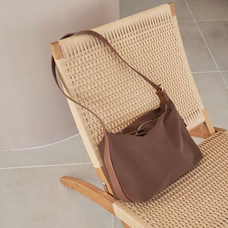 [^ԁF76816000024]炩ŃghBV΂ߊ|OKobOfUC/fރgfBȍgpV_[obOBV_[͊{VdlłAL΂Ύ΂ߊ|ɂΉ\B_炩fނŎ₷AeʂՂBɂ͕֗ȃ|PbgtłBx[VbNȃJ[WJŁAig炨d܂ŕL􂵂܂B|PbgFyӓ_zBei̓Tvׁ̈Aۂ̎dlƈقȂꍇ܂B摜̏i͌̏Ǝ˂pxAg̃j^[ɂAƐFقȂꍇ܂BX^WIB̉摜̐FɈԋ߂ȂĂ܂B\񏤕ȉꍇA͂\͂܂łڈƂȂ܂BY̓sA͂OサXܓ׎Ƃꍇ܂̂ŁA炩߂BiFټްޯޕiԁF76816000024