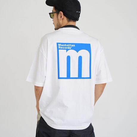 [^ԁF75256000006]Xg[gɗnޑ݊BManhattan Records~coen̓ʂTVcyManhattan Records~coen V[YzEOX[uTVc(i:75206000007)EEHbg(i:75886000003)E~j|[`(i:75886000004)E2WAYg[gobO(i:75816000010)EShJHAT(i:75856000004)EShJCAP(i:75856000005)fUC/fމyJ`[̏ےAManhattan Recordsʒ̃XyVȔTVcłB2F̓tgɃVvȃSAobNɂManhattan Records̃ACRIȃOtBbN_ɃvgB1F́Aۂ̃tHgvgŁAXg[gɓޑl̃[ho܂Bfނ͔G̗ǂ100B悭Ƃ̂VGbgŁAȂꊴ̂钅Ȃ܂BJ[͂ꂼقȂ\Ayƃt@bVRɊyރX^Cɂ҂̈ꖇBFzCg₠萶ňFʌ򊴁FȂƒF\(lbggp)/Ԃ􂢁yManhattan Recordsi}nb^R[hjzaJFc쒬ƂR[h̐nɂāAn45N̗jւqbvzbvAR&BȂǂ̃R[h𒆐Sɔ̔XuManhattan Records(}nb^R[h)vBaJn[ug{̃qbvzbvV[̈SA܂1990N㔼2000N㏉ɂDJu[̃V[BɁA̔ƂɂƂǂ܂炸AR[h[xuManhattan RecordingsvƂāAÕA[eBXgi𐔑[XB̃qbvzbvAR[hJ`[𐢊EɌĔMĂB2025Nɂ͊؍̃\EszfɓX܂I[vB{݂̂Ȃ炸CO̒ڂW߂ĂB25Nɂ͊؍̃\EszfɓX܂I[vB{݂̂Ȃ炸CO̒ڂW߂ĂByӓ_zBei̓Tvׁ̈Aۂ̎dlƈقȂꍇ܂B摜̏i͌̏Ǝ˂pxAg̃j^[ɂAƐFقȂꍇ܂BX^WIB̉摜̐FɈԋ߂ȂĂ܂B\񏤕ȉꍇA͂\͂܂łڈƂȂ܂BY̓sA͂OサXܓ׎Ƃꍇ܂̂ŁA炩߂BiFManhattan Records SSTiԁF75256000006