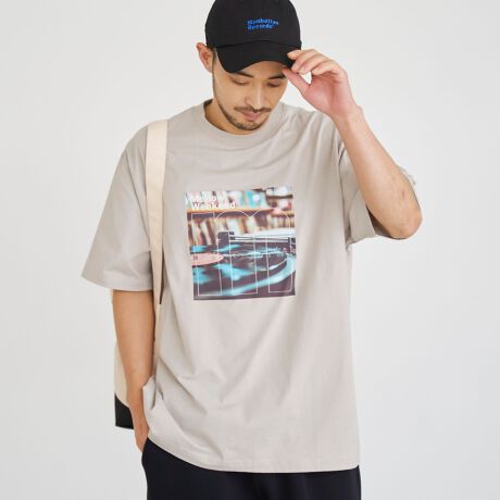 [^ԁF75256000006]Xg[gɗnޑ݊BManhattan Records~coen̓ʂTVcyManhattan Records~coen V[YzEOX[uTVc(i:75206000007)EEHbg(i:75886000003)E~j|[`(i:75886000004)E2WAYg[gobO(i:75816000010)EShJHAT(i:75856000004)EShJCAP(i:75856000005)fUC/fމyJ`[̏ےAManhattan Recordsʒ̃XyVȔTVcłB2F̓tgɃVvȃSAobNɂManhattan Records̃ACRIȃOtBbN_ɃvgB1F́Aۂ̃tHgvgŁAXg[gɓޑl̃[ho܂Bfނ͔G̗ǂ100B悭Ƃ̂VGbgŁAȂꊴ̂钅Ȃ܂BJ[͂ꂼقȂ\Ayƃt@bVRɊyރX^Cɂ҂̈ꖇBFzCg₠萶ňFʌ򊴁FȂƒF\(lbggp)/Ԃ􂢁yManhattan Recordsi}nb^R[hjzaJFc쒬ƂR[h̐nɂāAn45N̗jւqbvzbvAR&BȂǂ̃R[h𒆐Sɔ̔XuManhattan Records(}nb^R[h)vBaJn[ug{̃qbvzbvV[̈SA܂1990N㔼2000N㏉ɂDJu[̃V[BɁA̔ƂɂƂǂ܂炸AR[h[xuManhattan RecordingsvƂāAÕA[eBXgi𐔑[XB̃qbvzbvAR[hJ`[𐢊EɌĔMĂB2025Nɂ͊؍̃\EszfɓX܂I[vB{݂̂Ȃ炸CO̒ڂW߂ĂB25Nɂ͊؍̃\EszfɓX܂I[vB{݂̂Ȃ炸CO̒ڂW߂ĂByӓ_zBei̓Tvׁ̈Aۂ̎dlƈقȂꍇ܂B摜̏i͌̏Ǝ˂pxAg̃j^[ɂAƐFقȂꍇ܂BX^WIB̉摜̐FɈԋ߂ȂĂ܂B\񏤕ȉꍇA͂\͂܂łڈƂȂ܂BY̓sA͂OサXܓ׎Ƃꍇ܂̂ŁA炩߂BiFManhattan Records SSTiԁF75256000006