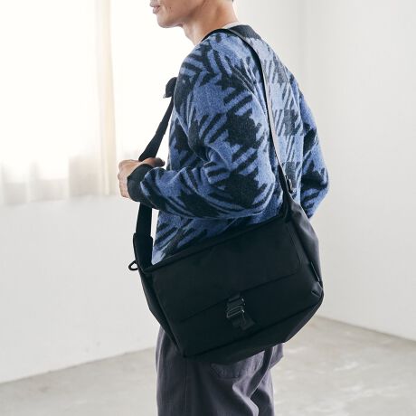 [^ԁF75816000009]G߂V[킸A[́ȃV_[obOfUC/fރtbv̋obNAVvȃfUCɒ悢ANZgYV_[obOBoɂʋ΂ɂg₷A傤ǗǂTCYɉAƃ}`݌vŎ[͂Bו̐₷Ag̗ǂۗ܂BubNF̗J[́AG߂킸R[fBl[gɎRƓ݂܂B̂ƂnŁA^tɎg闊ACeByӓ_zBei̓Tvׁ̈Aۂ̎dlƈقȂꍇ܂B摜̏i͌̏Ǝ˂pxAg̃j^[ɂAƐFقȂꍇ܂BX^WIB̉摜̐FɈԋ߂ȂĂ܂B\񏤕ȉꍇA͂\͂܂łڈƂȂ܂BY̓sA͂OサXܓ׎Ƃꍇ܂̂ŁA炩߂BiFBLKްޯޕiԁF75816000009