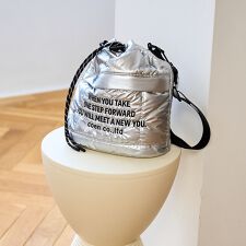 【再入荷・新色登場】ロゴ刺繍 幾何柄 キルト巾着ショルダーバッグ