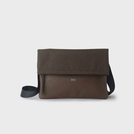 [^ԁF93101330]TtBAmU[̑fރRrNb`obOByfUC|CgzElČ܂^CvBEV_[xgtŕt2WAYdlŁAוۂɂ̓V_[ɂȂǎg聝EV_[Ȃł͂ȂwʂɂׁANb`Ŏgpۂƌ܂BEt@Xi[̎蕔ɐ܂荞߂邽߁AɂƂl̈ۂɂȂ܂By߃V[zEJ[Ă̂ŃrWlXV[łg₷A܂A̗Ȃ̍ۂɂΉ\łBEWPbgX^COɂ̓Nb`ŁAJWAX^COɂ̓V_[łƏ󋵂ɉĎgĂ܂BN␫ʂ킸pfUĆA MtgƂĂϐlCłBz[\|PbgF~2AO~2؂ȕւ̃MtgƂĂE߂łBƖ̊֌WɂAۂFČꍇ܂B܂Ap\REX}[gtHȂǂ̊ɂA኱iƉ摜̃J[قȂꍇ܂Bd:390g