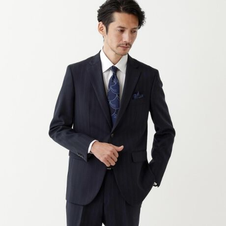 [^ԁF93161017]TAKEOKIKUCHIǋV[Ŷ߃X[cB{_ɃAWrWlXV[Ή̖nX[cAGKgȑl̃X^Co܂ByfUC|CgzWPbg͒Ԃ̃mb`hy2t̔wdlB͊ɂ₩ȂƂ肪ȂAɂpcVGbg茩m[^bÑfUCɂĂ܂B̃f̈Ԃ̓́A\tgȌ̍ɂAWPbg𒅂Ă鎖Y郊NV[܂BWPbg̑͒₷悤ɂĖD𑽂߂ɎcAtz[͂璹|̎dlɂȂĂ̂ŁÂ\łB^PILN`̃X[c͌̑`ɋS肪Aɗ͌ł̂͂ė~Ȃ̔złBܘ_̂܂܂łp܂B|Pbgƃxgɂ͎dオۂׂ^{Ă܂̂ŁAwɐ؂Ă炨gByfށEzB̎RhѐDlœʂɍꂽIWifނłB́ERƌĂ΂鉏N̂Ŗn\XgCvfUC̃X[cnłB׋C񂹕tȂ̕X[cɗƂ񂾃_ȃfUC͑ł͔Ȃ^PILN`̃IWiłBErWlXV[ɑΉBE厖ȏk₨jɂΉBEX[cn̊{10}XiĂj10ΉfށBE򊴂Ǝdグdĉf݌vǋBy߃X^COzV[Y̓X[c̃RZvgl̉N̂lN^C`CXBydlzWPbgE|PbgF~1 ~2 ~4EnFwdăpcE|PbgF~2 ~2EnFGiÔ݁jgݍ킹xXgiԁF931-41027yTHE FLAGSHIPzuh40N}TAKEO KIKUCHI̐V[xBwTHIS IS THE JAPAN BRANDxRZvgɁA{Ǝd:03(L)595g