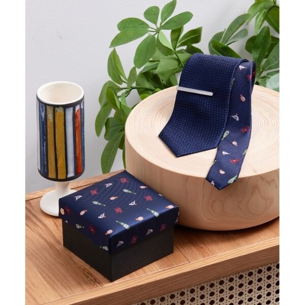 新品 TAKEO KIKUCHI お酒柄 ブルーネクタイ＆タイバーBOXセット お酒柄】ブルーネクタイ＆タイバー BOXセット（ネクタイ