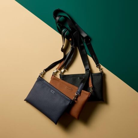 [^ԁF07004360]yfUC|Cgz̃~jg[ǵA\ʂɉʂ̂LoXn̂悤ȃ|E^n̗pĂ܂B_炩ȃkɐSn悭AzFꂽXG[hiĂ܂BzƃX}zAobe[炢TCỸ~jV_[obOBw̓OɃI[v|Pbgtď̂𕪂Ď[ł܂BƂł◷sp̃TuobOƂāAV_[ÔŋMdiăobOCobOƂĂgobOłBydlzE|PbgF~1 O~1Ɩ̊֌WɂAۂFČꍇ܂B܂Ap\REX}[gtHȂǂ̊ɂA኱iƉ摜̃J[قȂꍇ܂Bd:265g