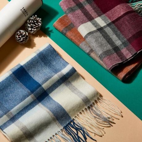 [^ԁFG8704250]~̊Dɏ؂AґȃJV~100̑啿`FbN}t[B_炩ȔGƉ˔̃}t[́AȂ̃X^Cɉ؂₩vX܂ByfUC|CgzǎȃJV~100gpBy₩łȂAƂB啿̃`FbNŁAVvȃR[fBl[gɂANZg܂Bǎ̂JV~}t[͈x݂ɂȂA~ɂ͂ȂACełBMtĝXyV{bNXɐp̃Vbp[ZbgŕtĂ̂ŁAMtgɈꉟ̖hACełByfށEzEŗǎȑfނ̃JV~gpCт߂Ă玅AAU~̎ŋNт}t[łB炩ȐGSnAґȌ̓JV~Ȃł͂̂́BLkɕxłČ^ꂵɂ̂JV~̖͂łB؂ȕւ̃MtgƂĂE߂łBƖ̊֌WɂAۂFČꍇ܂B܂Ap\REX}[gtHȂǂ̊ɂA኱iƉ摜̃J[قȂꍇ܂B