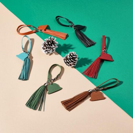 [^ԁFG8705475]yVNU[z{[[nbg^^bZ`[u̃obOɁAVѐSYʂȃANZgBvTAKEO KIKUCHIAuhDNA郆j[Nȃ{[[nbg^^bZ`[oꂵ܂BꂽfUC̒ɗVѐS邱̃`[́AȂ̓ɂ肰ȂvXĂ܂Byi̓zTAKEO KIKUCHI炵{[[nbgfUCFuh̐Eςے{[[nbg`[tɂAɂȂIWifUCBĂ邾ŊyȂ悤ȁA`[~Oȑ݊͂łBǎȃ^bZFȂ₩ȃVNU[ōꂽ^bŹAтɗDɗhAobOɉ؂₩ȓ܂BobOɃANZgFñVvȃobOÃ`[vX邾ňCɂxAbvB肰Ȃ咣A͂ƍɂ҂łBIׂ4F̃J[oG[VFȂ̃X^CobO̐Fɍ킹đIׂ閣͓I4Fpӂ܂Bǂ̐FiŁALR[fBl[gɓ݂܂BMtgɂœKFaLOAƂȂǁA؂ȐlւGIFTƂĂ΂邱ƊԈႢȂBʊ̂fUC͑鑤̃ZX点܂Byȕɂ߁zp̃obOɐV\TAKEO KIKUCHI̐EςDŁARNVĂt@bVɗVѐSꂽZX̗ǂGIFTTĂȂ̓ɁATAKEO KIKUCHIȂł͂̐ȗVѐSB{[[nbg^^bZ`[ŁAobOX^CAbvf[g܂񂩁HƖ̊֌WɂAۂFČꍇ܂B܂Ap\REX}[gtHȂǂ̊ɂA኱iƉ摜̃J[قȂꍇ܂B