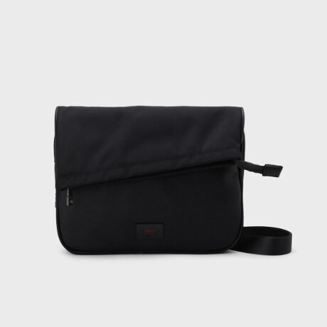 [^ԁFG8705380]Nb`V_[Fx̑_͂BVOFFX^CʂyfUC|CgzyClutch ShoulderzlC̃Nb`iBJWAɂƎRɁBulC̃Nb`obO͍DǁAJWAȃV[ŎĝȂDDDBȐɂāAuNb`V_[va܂BꂽNb`̖͂̂܂܂ɁAOFFX^CɃtBbg悤Đ݌vBx̃t@bViグAVJWANb`̒ĂłBOFFX^CɉfAJuZfUC̃Nb`V_[̏ے́AꂽuJuZfUCvB]̃Nb`ɂ͂ȂAӂƂJuZitbvjA|ɂ莝ɂA_炩iȈۂ^܂BJWAłȂAătɂȂ肷ȂBx̑ɁAlȂł͂̔ƕiivX܂Bڈȏ̎[͂Ǝg₷uNb`͉וȂvƂ펯𕢂܂B}`tŋ̎[́FlC̃Nb`V_[ɁAՂƂ}`vXBXȌڂ͑złȂقǁAgƎ܂܂BKiX}[gɎ^сFX}[gtHzȂǂ̃KWFbgn͂A500ml̃ybg{g܂Ŏ[łTCYBŁAoɕKvȂׂ̂Ď܂܂BoX[YAXgXt[FLXƂJƃ}`̂ŁȀoɃX[YBKvȂ̂TbƎoAX}[gȏo܂BV[I΂ȂA_`JtFAVbsOAFlƂ̉HAƂsł̃TuobOƂĂBuNb`V_[v́AlXOFFV[ɊY܂B莝ŃNb`ƂāAV_[ŗRɁBX^COɍ킹Ďς΁Aۂ݂ɕωBydlzE|PbgF~4 O~3Ɩ̊֌WɂAۂFd:470g