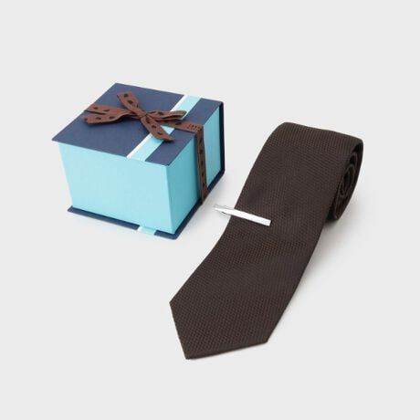 [^ԁF07001191]蕨ɍœKI{tJ[RrBOX^Co[Zbg؂ȕւ̑蕨ɖAŌ܂Iu{tJ[RrBOXZbgv́AꂽfUCƎp˔ʂȃMtgACełBJuԂɍLiȕ͋Cƍוɂ܂łfUCl̃ZXĂ܂BZbg̖̓|Cg1D匕̃W\ŏiȗ̊ox[VbNȖn̑匕́AWZ@̗pBVvȂŝfUCŁAǂȃV[ɂ}b`܂BtH[}ȏʂłA肰ȂivXB2D̗VѐSŌvXVvȃXgCv̏́A匕BOX̃J[▭ɑgݍ킹fUCBrWlXV[ł͍T߂ȌAJWAȏʂł͂ȃANZgo܂B3D^Co[tŃR[fBl[gԂ̃lN^CɉAVѐS鏬ƃx[VbNȃ^Co[ZbgɁBŁAX^CbVȃR[fBl[g܂BZł킸g֗͂łB蕨ɍœKȗR{t̏ipbP[WJuԂ̃NNoBʂȓ̑蕨ɂ҂łBpƃfUC̗rWlXJWA܂ŕLg邽߁Aꂽ喞BugMtgvƂĊ΂邱ƊԈႢȂIʂȏuԂʂMtgaALOA̓AސEjȂǁAV[Ŋ􂵂܂BƖ̊֌WɂAۂFČꍇ܂B܂Ap\REX}[gtHȂǂ̊ɂA኱iƉ摜̃J[قȂꍇ܂B