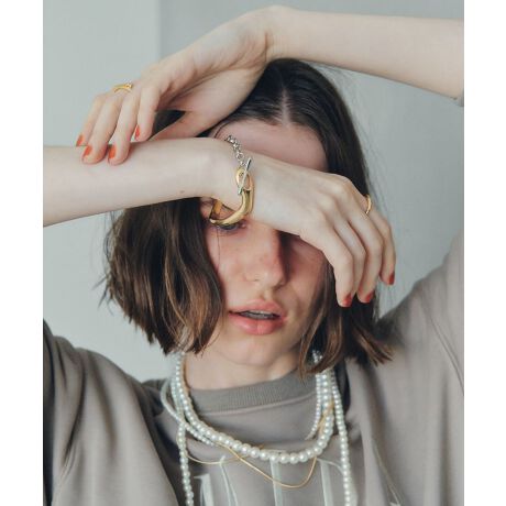 [^ԁF07000909600]EF[r[ȃ^`[t茳ɃANZgfUCuXbgBVvȃ`F[gݍ킹ghX^CbVȂЂƕiłBVo[ƃS[h̃J[RgXgxAbvB}eߋŒE₷AlXȃX^COɍ킹Ă邨߂̃ACełBfp摜́A̓ŐFČꍇ܂Bg̃j^[ɂďi̐FČꍇ܂B25AW