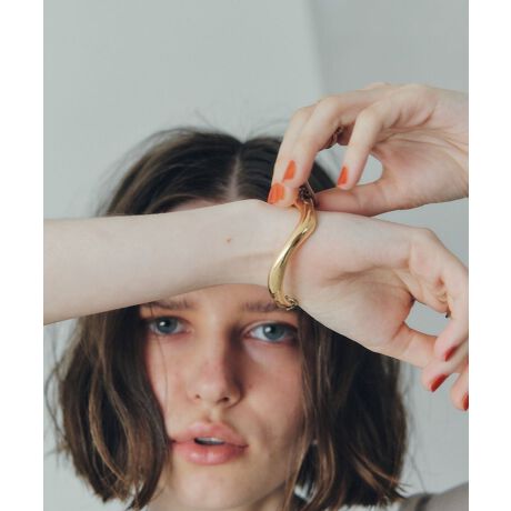 [^ԁF07000909600]EF[r[ȃ^`[t茳ɃANZgfUCuXbgBVvȃ`F[gݍ킹ghX^CbVȂЂƕiłBVo[ƃS[h̃J[RgXgxAbvB}eߋŒE₷AlXȃX^COɍ킹Ă邨߂̃ACełBfp摜́A̓ŐFČꍇ܂Bg̃j^[ɂďi̐FČꍇ܂B25AW