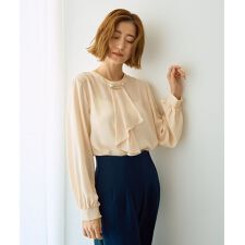 パールブローチ付きボウタイブラウス