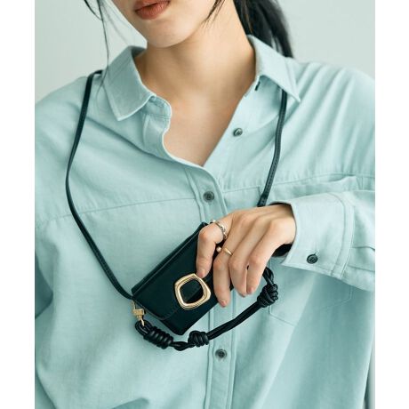 [^ԁF07000944100]炩ȃU[ɌS[h̋ANZg̃_VbNȃ~jzBO\ȂQނ̃XgbvtŁAV_[ɂobO`[ƂĂĝ|CgłBÕ}`|PbgJ[h[[g̗ǂ́Bx[VbNȃJ[WJőlĂN[ȃVGbgy݂ACełByLE VERNIS^ExjzsIŎRȃX^CAl̏ɌăACfeBeB̂l̏ɌătŃtF~jȃ~bNXX^CāB@[J[^ԁF253-210601fp摜́A̓ŐFČꍇ܂Bg̃j^[ɂďi̐FČꍇ܂B25AW