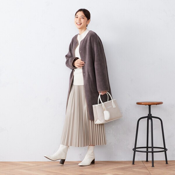 注目ショップトップスたりません Stola. - リバーシブルノーカラーフェイクムートンコートの