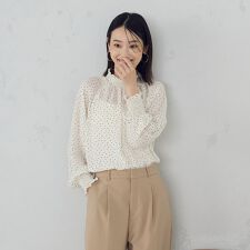 コムサイズム(COMME CA ISM)のシャーリングブラウス