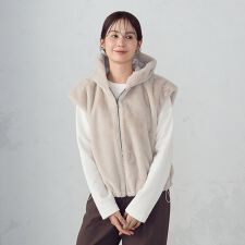 コムサイズム(COMME CA ISM)のラビット調　ファーフーデッドジレ