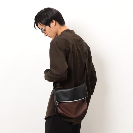 [^ԁF47-92XM02-205]sfUCtǂV{̍vŎdグV_[obOBO|PbgzFɂANZgɂĂ܂B̏ot@Xi[ɂĂ܂B{̂܂Ԃ͉B}OlbgɂČŒBVbNȃfUCŒǂeʁi1.5LjB500mL̃ybg{g⏬߂̐܂ݎPȂǂ舵ՂiBjpłgp܂BsfށtAU[ɒ߂AV{^vgpĂ܂Bs舵ӁtAAɎキAƖCɂA\ʂ򉻁AF鎖L܂B܁AVi[gp܂ƁAϐFǍƂȂ܂̂łӂBv͂̓ƂĉivIȂ̂ł͂ȂANŗ򉻂AׂƂȂǂĂ܂̂ł炩߂BJŔGꂽꍇ͎Cʂ̗ǂꏊŕۊǂB