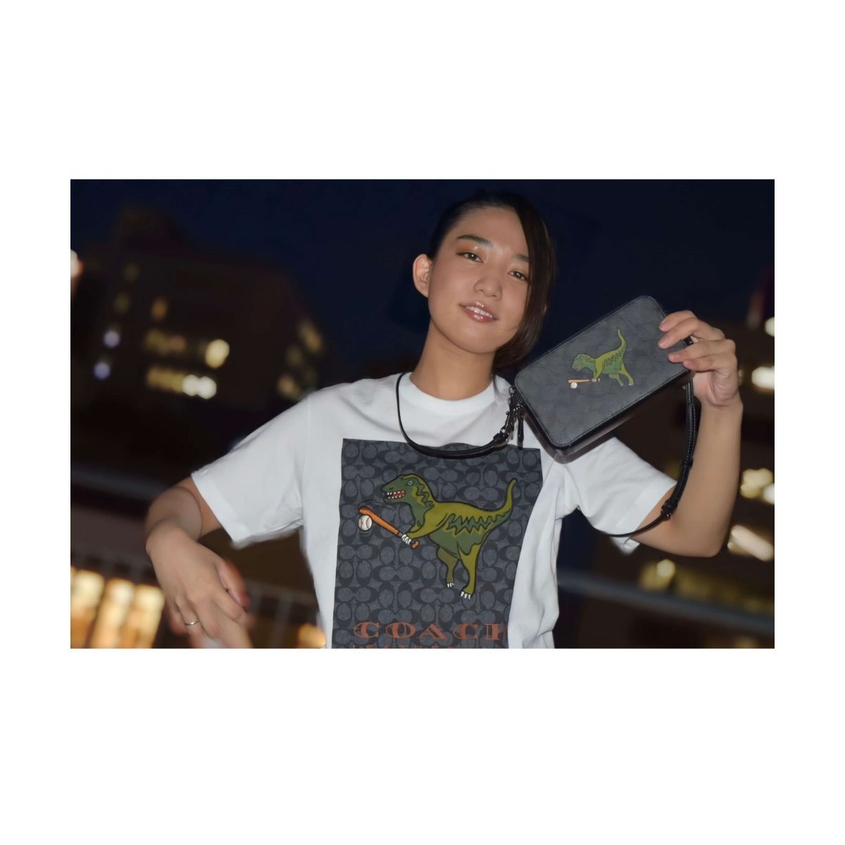 日本限定】レキシー プレイ シグネチャー Tシャツ | コーチ(COACH