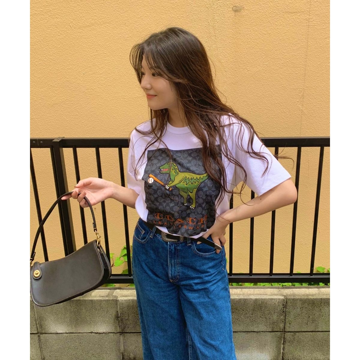 日本限定】レキシー プレイ シグネチャー Tシャツ | コーチ(COACH